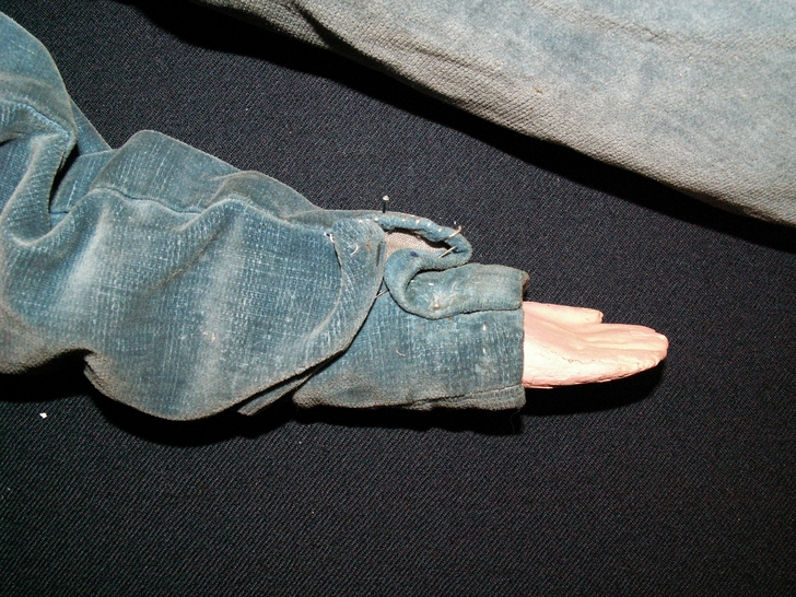 Particolare degli spilli sul polso